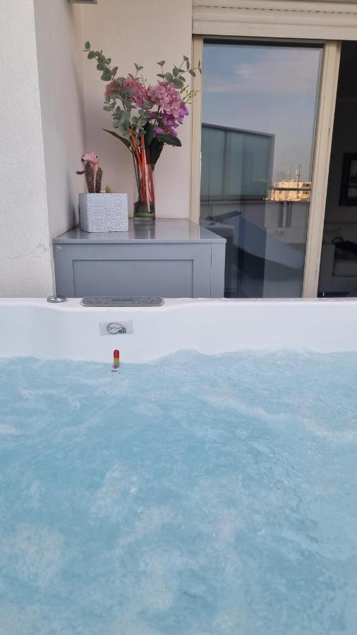רומא Penthouse 40 In Trastevere With Seasonally Jacuzzi מראה חיצוני תמונה