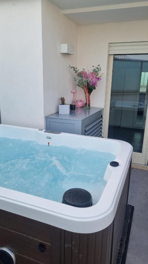 רומא Penthouse 40 In Trastevere With Seasonally Jacuzzi מראה חיצוני תמונה